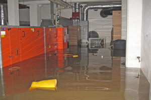  Hochwasser im Hofwiesenbad Gera: überflutete RLT-Anlage 