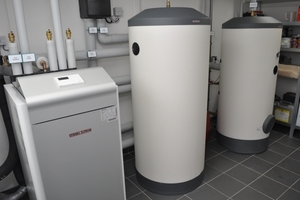  Die Wärmepumpe „WPF 10“ (links) erreicht im Klärwerk Niederalteich Heizleistungen bis 13 kW. Ein Pufferbehälter „SBP 200 E“ (Mitte) und der Warmwasserspeicher „SBB 302 WP“ (rechts) ergänzen das System. 