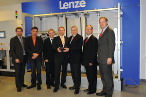  Übergabe der Lenze-Maschine für die Lemgoer Modellfabrik: (v.l.): Professor Stefan Witte (Vizepräsident für Forschung und Technologietransfer), Professor Jürgen Jasperneite (inIT), Professor Holger Borcherding (inIT), Hochschulpräsident Dr. Oliver Herrmann, Dr. Erhard Tellbüscher (Vorstandsvorsitzender Lenze) sowie Frank Maier und Dr. Yorck Schmidt vom Vorstand Lenze 