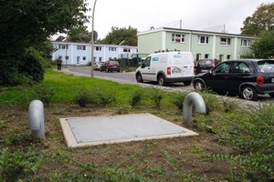  Im Vorgarten der Mehrfamilienhäuser in Hamburg Farmsen verbirgt sich die Technik unter der Erde 