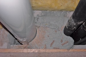  Bild 5: Eine klassische Gewährleistungsfalle: eine doppelwandige Abgasleitung ohne klassifizierten Abgasschacht; die Betonierung im Deckenbereich führt im Fall des Falles zu einer höchst aufwendigen Demontage 