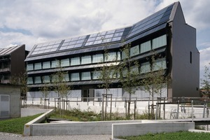  Die Südansicht des Geschäftshauses in Esslingen im Kanton Zürich 