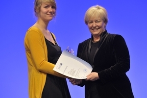  Carola Schaar, Vorsitzende des DIHK Bildungsausschusses, gratuliert Nina Wester zu ihrem Erfolg. 