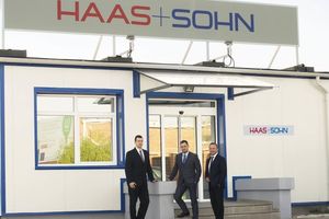  Am Eingang des Werks in Pápa (v.l.n.r.): die beiden Geschäftsführer der Haas+Sohn Kft. Róbert Kiss und Zoltán Gyopár sowie Manfred Weiss, CEO der Haas+Sohn Unternehmensgruppe 