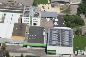  Die neuen Photovoltaikanlagen auf den Werksdächern der Grünbeck Wasseraufbereitung GmbH in Höchstädt 