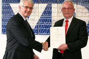   
Dr. Bernhard Thies, Sprecher der Geschäftsführung der DKE (rechts), überreicht Dipl.-Ing. Axel Bauer von Wago den IEC-1906-Award im VDE-Haus in Frankfurt/Main 
