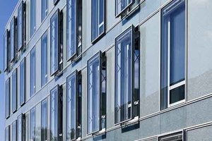  Bürofenster als Kastenfenster mit ausgefahrenem Parallelausstellfenster und innenliegendem Drehflügel  FH Potsdam 