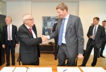 St?rken b?ndeln: Per Handschlag beschlie?en Aage S?ndergaard Nielsen und Niels B. Christiansen (rechts) die Fusion ihrer Unternehmen Sondex und Danfoss.