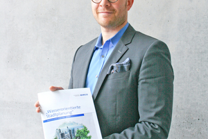  Markus Huppertz, Leiter Produktmanagement, präsentiert die neue Broschüre zum Thema „Wasserorientierte Stadtplanung“, 