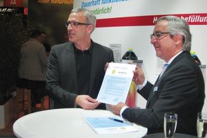  Die beiden Geschäftsführer Michael Sautter (rechts) und Jürgen Korff besiegeln die Kooperation zwischen perma-trade Wassertechnik und Paradigma auf der ifh in Nürnberg. 