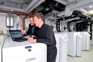  Architekt Wolfgang Wagner (rechts) und Haustechnikplaner Friedrich Wildeis (Wega Gebäudetechnik GmbH) bei der Erfassung der mit den mini-BHKW generierten Strommenge 