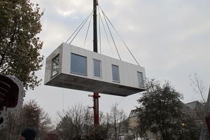  Das tonnenschwere Forschungshaus vom Typ „Flying Spaces“ wurde mit einem Hochkran auf dem Gelände der Universität Stuttgart abgesetzt. 