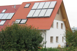  Rechts die mit „Solaera“ beheizte Doppelhaushälfte. Die linke Doppelhaushälfte wird mit einer herkömmlichen Heizung kombiniert mit thermischer Solaranlage versorgt. 