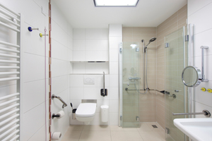  Die Duschabtrennung kann vollständig nach innen an die Wand geklappt werden und bietet damit bei Nichtgebrauch eine zusätzlich nutzbare Bewegungsfläche 