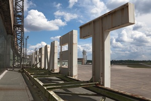  Neue Nutzung historischer Hallen – In und vor den großen Hangars finden heute Veranstaltungen wie Modemessen statt.  