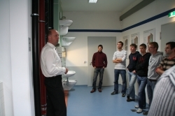  Der Besuch bei der Fa. Geberit in Pfullendorf vermittelte den Studenten am ...
  