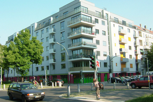  Grauwasserrecycling mit vorgeschalteter Wärmerückgewinnung. Mehrgeschossiger Wohnungsbau mit 41 Mietwohn- und 4 Gewerbeeinheiten. Passivhaus in Berlin-Prenzlauer Berg, Arnimplatz. Betriebsbeginn 2012. 