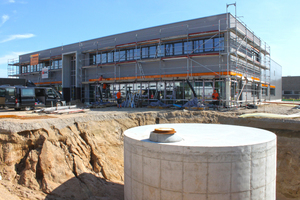  Noch eingerüstete Baustelle im Mai 2015, im Vordergrund der Eislatentspeicher 