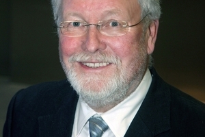  Kammerpräsident Dr.-Ing. Heinrich Schroeter hat den Ingenieurpreis 2012 ausgelobt

(Foto: Birgit Gleixner) 