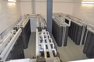  Die 496 Zylinder mit Natriumacetat als Speichermedium im Studentenwerk Düsseldorf können latent 4000 kWh plus sensibel 2000 kWh BHKW-Abwärme speichern 
