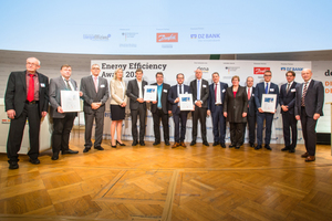  Die Preisträger des Energy Efficiency Award 2016 auf dem 7. dena-Kongress in Berlin, mit Staatssekretärin Iris Gleicke (BMWi, 5.v.r.), Andreas Kuhlmann, Vorsitzender der dena-Geschäftsführung (1.v.r.), dena-Geschäftsführerin Kristina Haverkamp (4.v.l.) un 