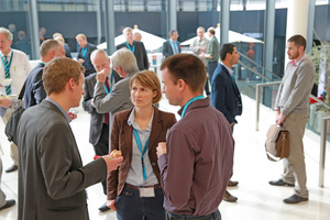  Der fachliche Austausch im Foyer gehört zum Heat Pump Summit dazu. 