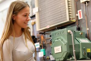  Studentin Lisa Hurst bei einem Versuch mit einer Kaskadenkälteanlage im Kältelabor der Hochschule Karlsruhe.  