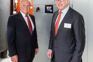 Klaus Schnepf, Geschäftsführer der Schnepf Planungsgruppe (links), und Prof. Dr. Martin Viessmann vor der Wärmepumpen-Anlage in der  Energiezentrale des neuen Firmengebäudes. 