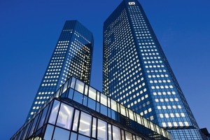  Die sanierten Greentowers im abendlichen Frankfurt/Main 