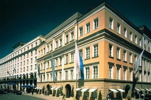  Bei der Umstellung der Fernwärme­leitung im Hotel Bayerischer Hof von Dampf auf Heißwasser ... 