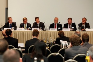  Das Podium mit (v.l.n.r.) Karlheinz Reitze, Stiebel Eltron, Jost Geweke, Süwag Energie AG, Michael Geißler, Berliner Energieagentur, Rudolf Orlob, Charlottenburger Baugenossenschaft eG, Lukas Siebenkotten, Deutscher Mieterbund, und Dr. Holger Krawinkel, Bundesverband der Verbraucherzentralen 