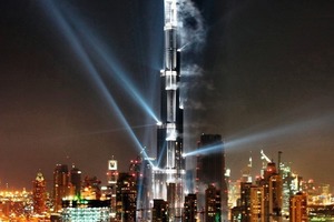  Space Cannon, ein Unternehmen der Marke Zumtobel, stellte die spektakuläre Lichtinszenierung für die Eröffnung des Burj Chalifa bereit 
