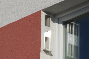  Die Kanäle für die Außen- und Abluft enden in der Fensterleibung. Diese Lösung ist vom architektonischen Standpunkt besonders interessant, da die Fassadengestaltung nicht beeinträchtigt wird. 