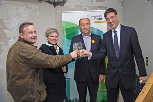  In Feierstimmung beim Richtfest: Christian und Beate Kewitsch, Hauseigentümer, Burkhard Drescher, Geschäftsführer Innovation City Management GmbH, Dr. Norbert Verweyen, Geschäftsführer RWE Effizienz GmbH 