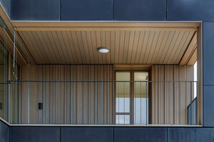  Detail einer in das Gebäudevolumen eingeschobene Loggia - mit Holz ausgekleidet sorgen diese für eine wohnliche Atmosphäre. 