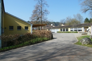  Zwölf Klassenzimmer, Turnhalle, Singsaal, Nebenräume, eine Hauswartwohnung und einen angeschlossenen Pavillon mit mehreren Zimmern und Küche umfasst die Primarschule 