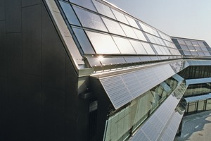  Solarthermiemodule auf dem Dach, Photovoltaik-Panels in der Fassade 