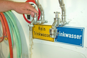  Grauwasserrecycling mit vorgeschalteter Wärmerückgewinnung. Mehrgeschossiger Wohnungsbau in Berlin-Prenzlauer Berg, Arnimplatz. Aus 1 m3 Grauwasser werden 1 m³ Betriebswasser und 10 bis 15 kWh thermische Energie gewonnen, bei einem Einsatz von max. 2 kWh  