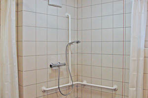  Im Erdgeschoss hat man jeweils eine barrierefreie Dusche vorgesehen, die ebenfalls mit Benkiser-Selbstschlussarmaturen ausgestattet sind. 