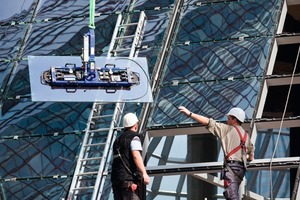  Montage der Scheiben im Sockelbau 