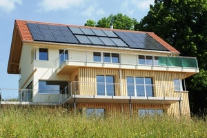  Bild 8: Mit „Solaera“ beheiztes Haus: in der Mitte die Hybridkollektoren als einzige Wärmequelle, rechts und links PV-Felder, die Heizung und Haushalt mit Strom versorgen. 