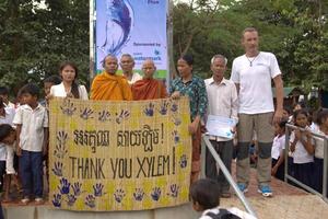  Karsten Krebs freut sich mit den buddhistischen Mönchen und der Bevölkerung bei der Übergabe des neuen Wasserturms an die kambodschanische Gemeinde. | Quelle: Xylem 