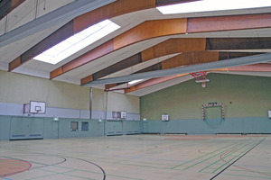  Die Sporthalle Im Kleefeld: Die aus „DSP-mini“-Einzelelementen zusammengesetzten Strahlbänder wurden der Dachneigung folgend schräg abgehängt und flächenbündig eingesetzt. 