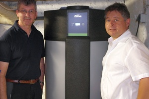  Der Gewinner, Rudi Appel (links) und Holger Steinbock, verantwortlicher Kermi Mitarbeiter des technischen Vertriebs, bei der Installation der neuen Trinkwasserwärmepumpe.  