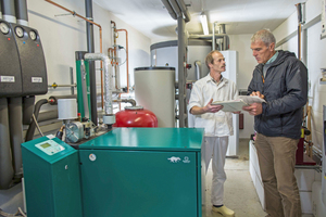  Progas-Experte Markus Häcker (rechts) und Metzgermeister Georg Hofmann werfen einen Blick auf das BHKW und den Warmwasserspeicher im Technikraum der Metzgerei 