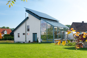  Das Einfamilienhaus mit auffälliger Architektur in Horn-Bad Meinberg verfügt über eine Wohnfläche von 168 m2 sowie einen 43 m2 großen Wintergarten. 