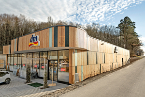  Die neue dm-Markt-Filiale in Schondorf am Ammersee ist mit einer Gesamtnutzfläche von 830 m2 ein Musterbeispiel für Nachhaltigkeit.  