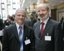  Die Referenten Dr. Christian Kaiser, Leiter Heinze
Marktforschung (links), und Prof. Dr. Udo Mantau, Uni Hamburg 