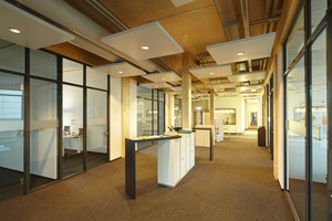  :  Die Holzrahmen-Konstruktion wird für Mitarbeiter und Besucher in den Büroräumen erlebbar.   
