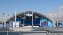 Bei den olympischen Winterspielen in Sotschi w?rmen Deckenstrahlplatten von Zehnder die Medaillengewinner bei der Siegerehrung in der offenen Siegerhalle..